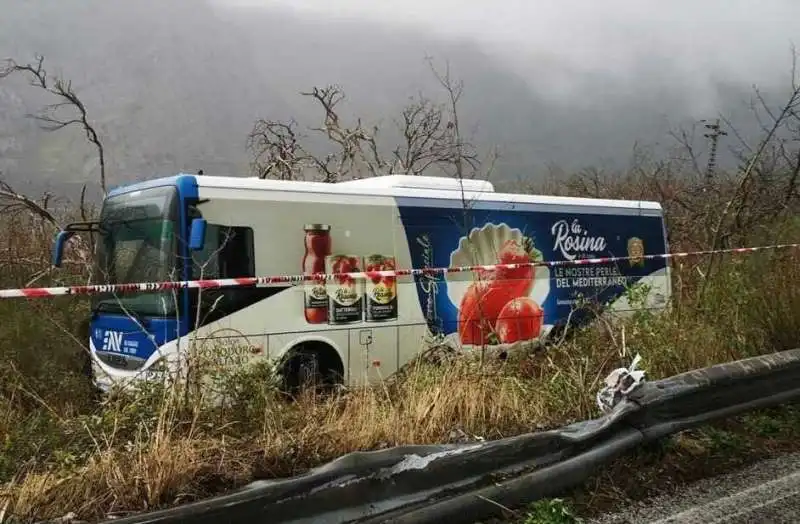 bus precipita in una scarpata sul vesuvio   3