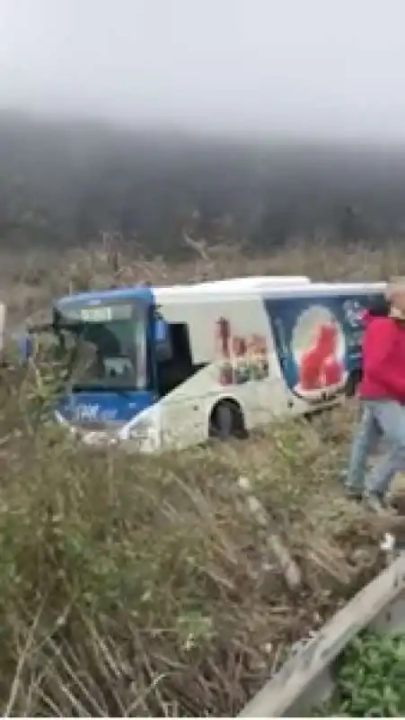 bus precipita in una scarpata sul vesuvio   7