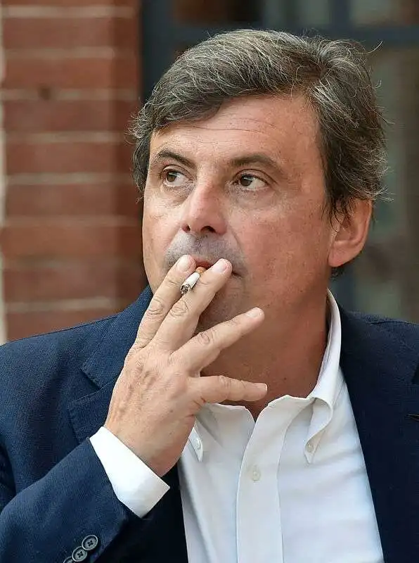 CARLO CALENDA FUMA 