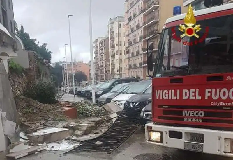 crollato un muro perimetrale e ringhiera a cagliari