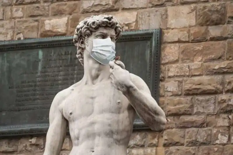 david di michelangelo con la mascherina