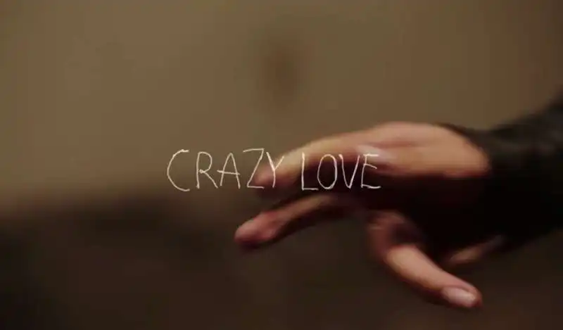 elodie e marracash si uccidono nel video di crazy love 5