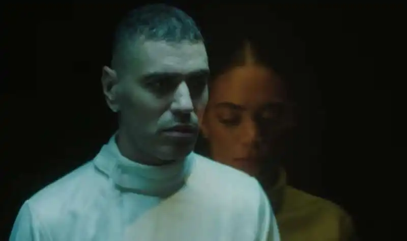 elodie e marracash si uccidono nel video di crazy love 7