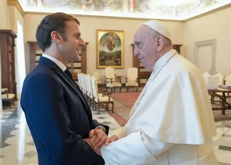 emmanuel macron papa francesco  1