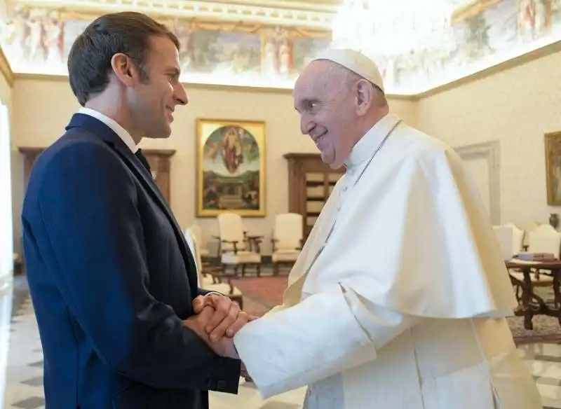 emmanuel macron papa francesco  2