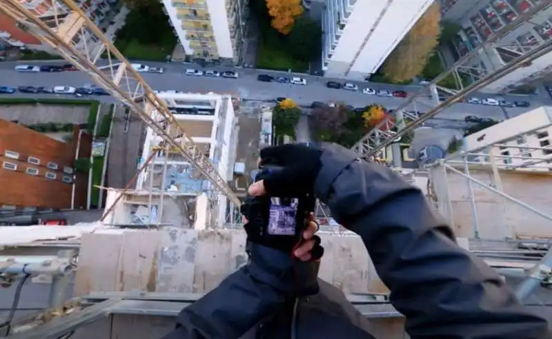 guerrilla climbing   scalate illegali ai grattacieli di milano    19