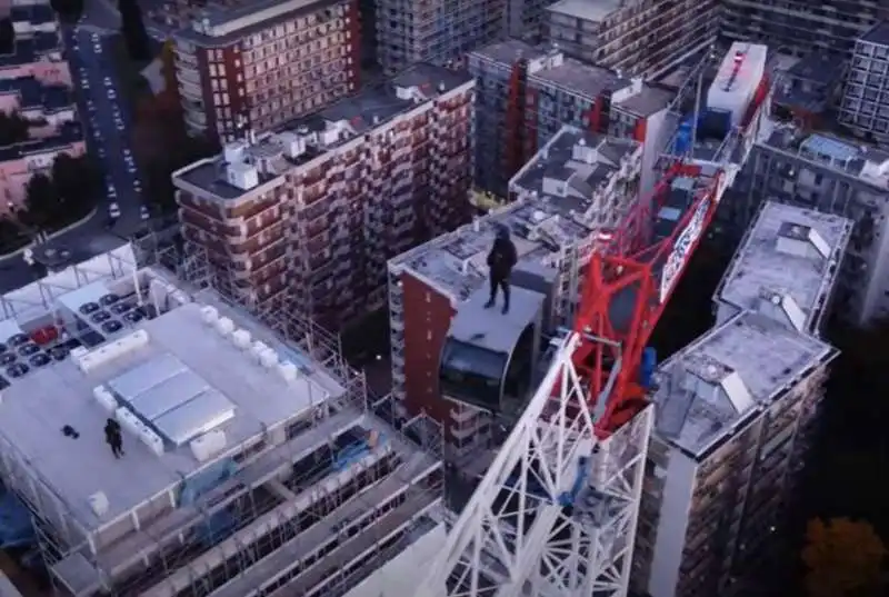 guerrilla climbing   scalate illegali ai grattacieli di milano    4