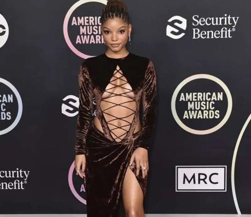 halle bailey in versione insaccato