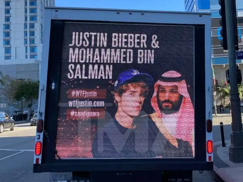 i manifesti di justin bieber e bin salman 1