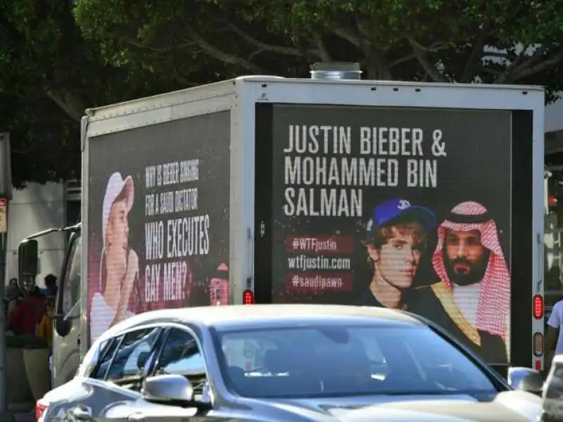 i manifesti di justin bieber e bin salman 2