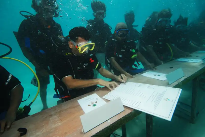 il governo delle maldive riunito sott'acqua 3