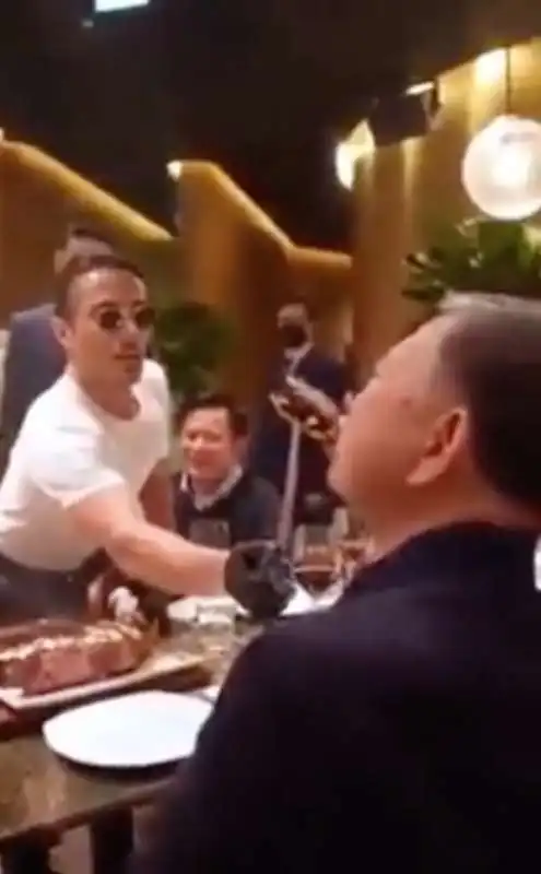 il ministro vietnamita to lam ospite da salt bae 1