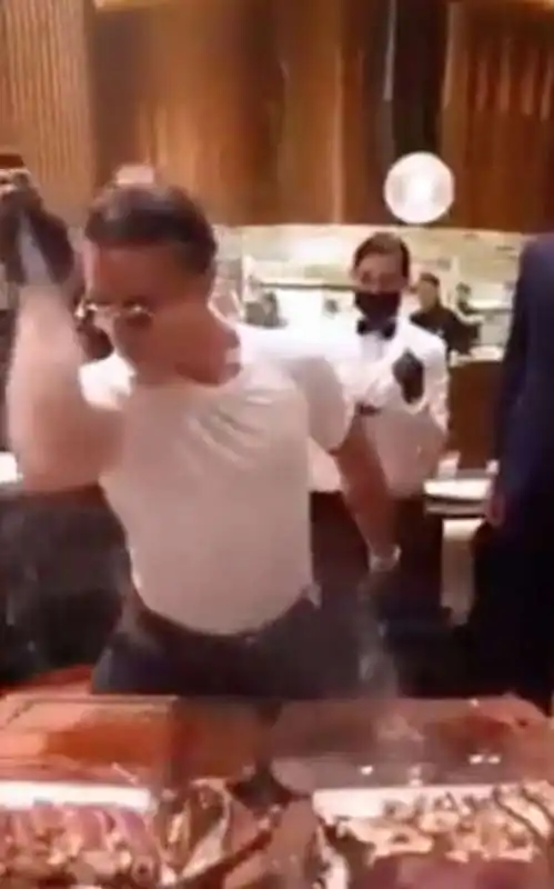 il ministro vietnamita to lam ospite da salt bae 3