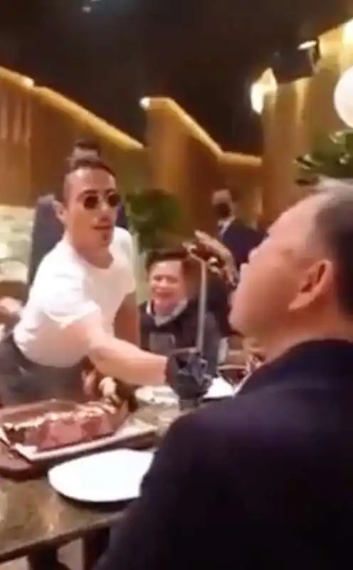 il ministro vietnamita to lam ospite da salt bae 6