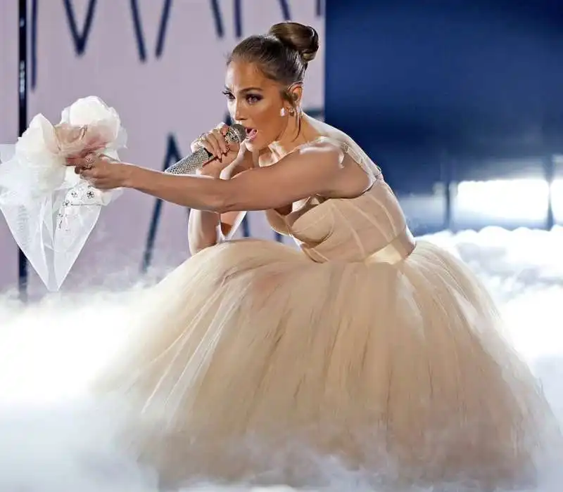 jennifer lopez american music awards  2