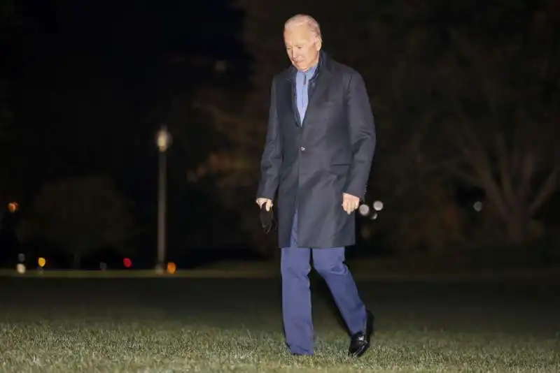 JOE BIDEN SCONSOLATO RIENTRA ALLA CASA BIANCA 