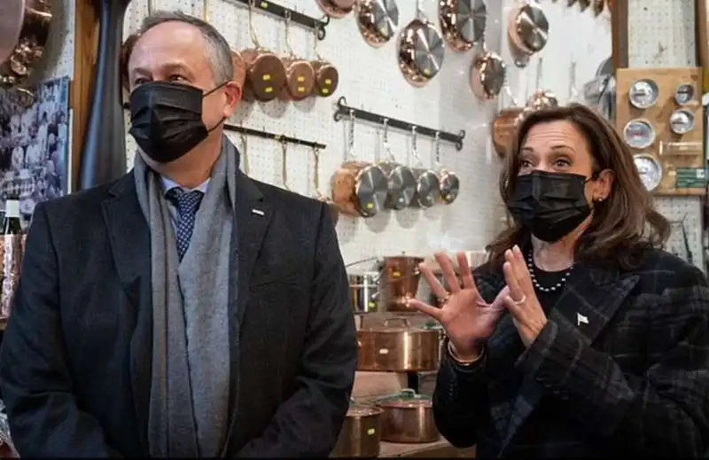 kamala harris e doug emhoff comprano padelle francesi 2