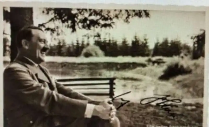 la firma di hitler su una foto che lo ritrae sotto un albero