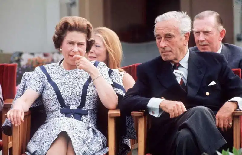 lord louis mountbatten e la regina elisabetta