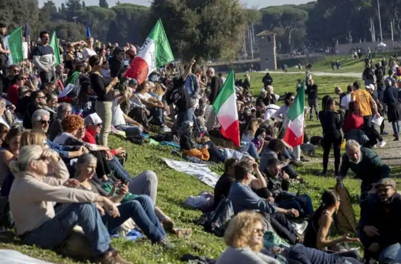 manifestanti no green pass a roma 1