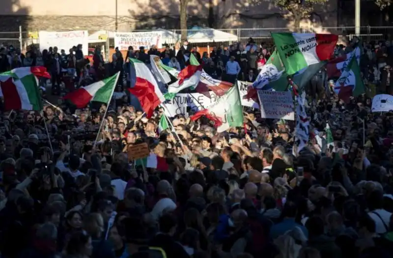 manifestanti no green pass a roma 4