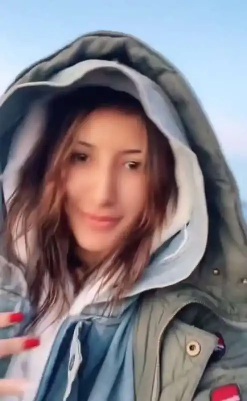 matteo salvini mostra il video dell'influencer tunisina durante la traversata 9