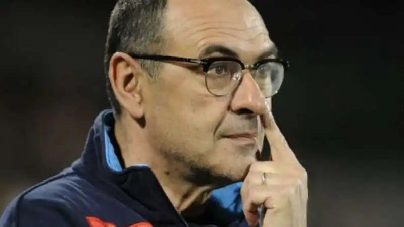 maurizio sarri con le dita nel naso 4