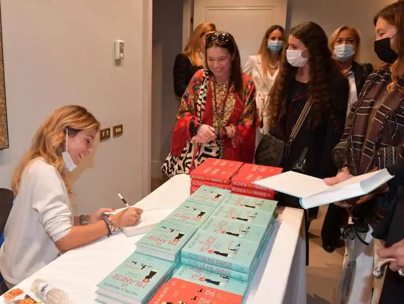 michela proietti firma le copie del libro  foto di bacco