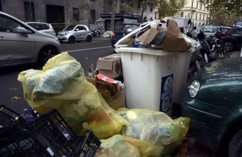 milano   cumuli di rifiuti per strada per lo sciopero dei netturbini   1