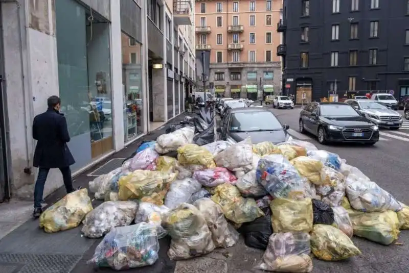 milano   cumuli di rifiuti per strada per lo sciopero dei netturbini   10