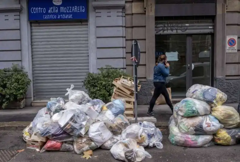 milano   cumuli di rifiuti per strada per lo sciopero dei netturbini   11