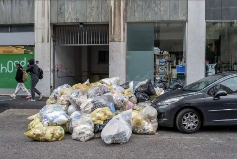 milano   cumuli di rifiuti per strada per lo sciopero dei netturbini   12