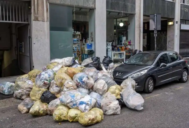 milano   cumuli di rifiuti per strada per lo sciopero dei netturbini   13