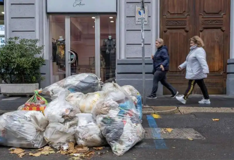 milano   cumuli di rifiuti per strada per lo sciopero dei netturbini   14