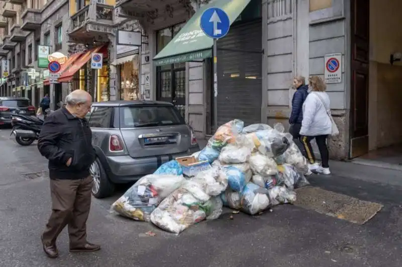 milano   cumuli di rifiuti per strada per lo sciopero dei netturbini   15