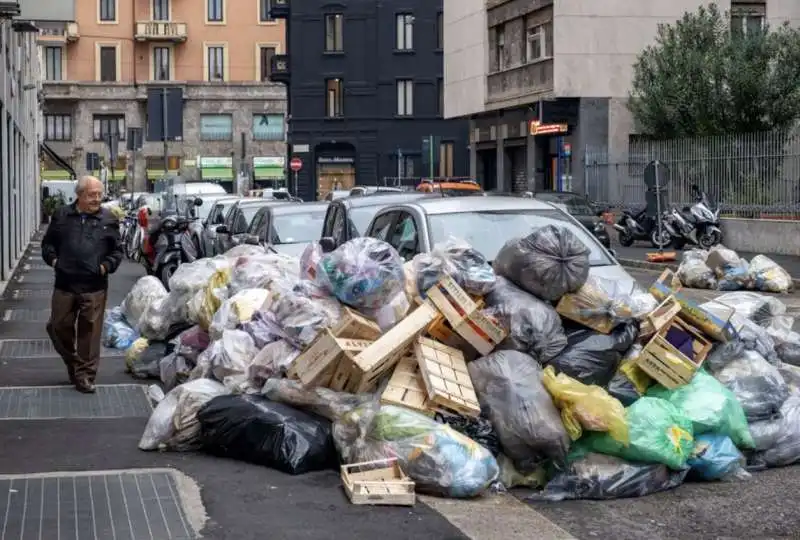 milano   cumuli di rifiuti per strada per lo sciopero dei netturbini   16