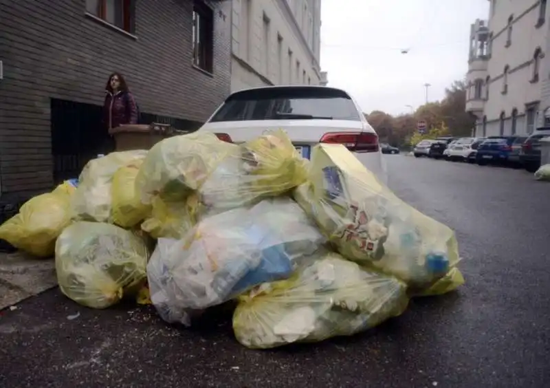 milano   cumuli di rifiuti per strada per lo sciopero dei netturbini   17