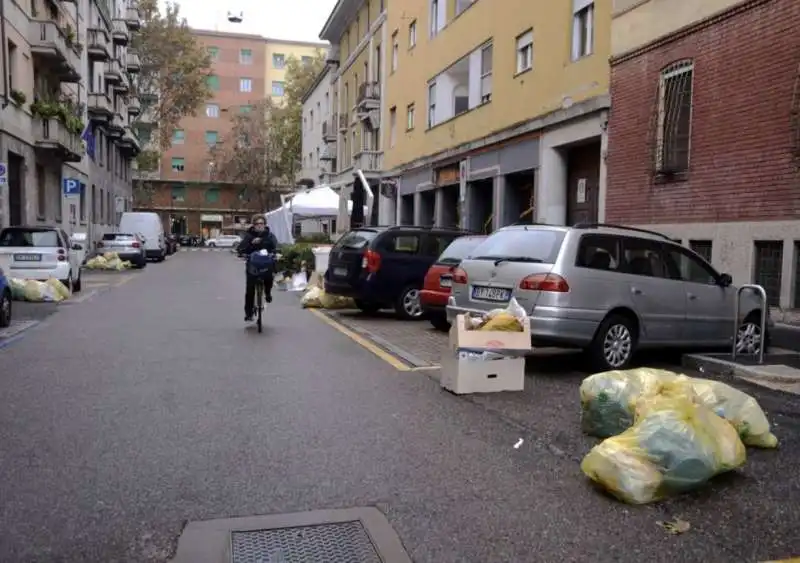 milano   cumuli di rifiuti per strada per lo sciopero dei netturbini   18