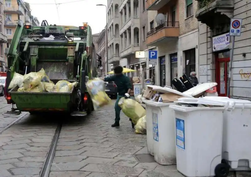 milano   cumuli di rifiuti per strada per lo sciopero dei netturbini   19