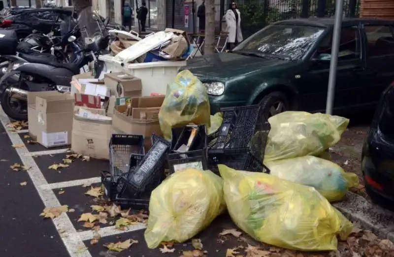 milano   cumuli di rifiuti per strada per lo sciopero dei netturbini   20