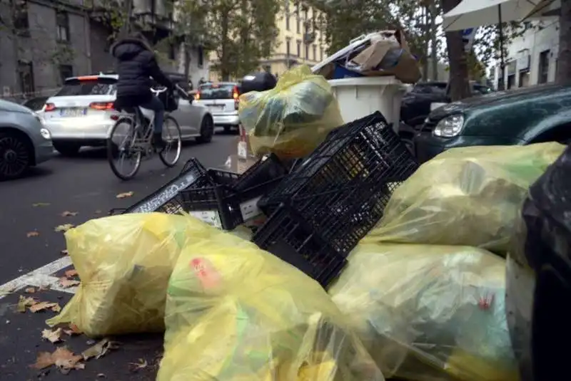 milano   cumuli di rifiuti per strada per lo sciopero dei netturbini   23