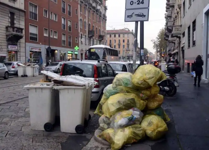 milano   cumuli di rifiuti per strada per lo sciopero dei netturbini   24