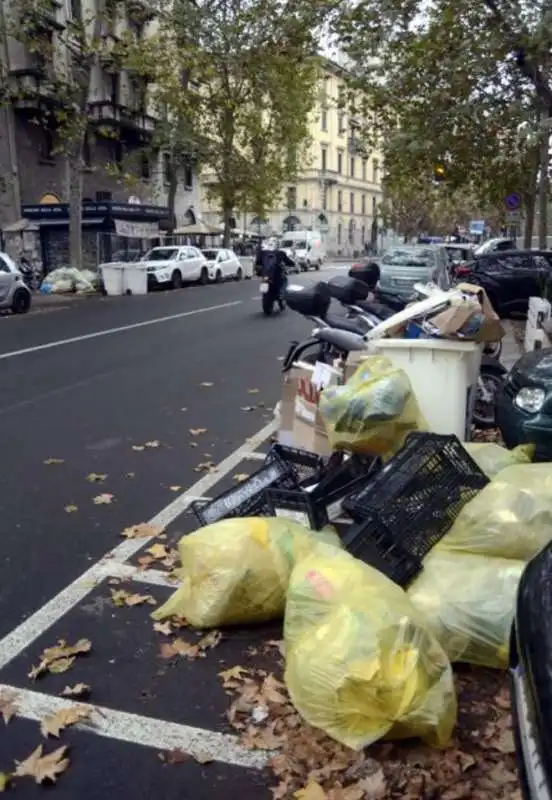 milano   cumuli di rifiuti per strada per lo sciopero dei netturbini   25