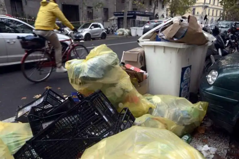 milano   cumuli di rifiuti per strada per lo sciopero dei netturbini   26