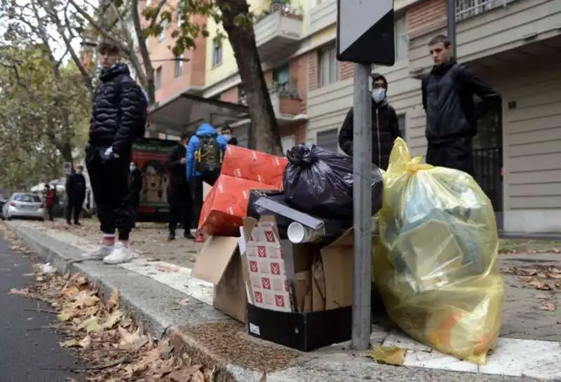 milano   cumuli di rifiuti per strada per lo sciopero dei netturbini   27