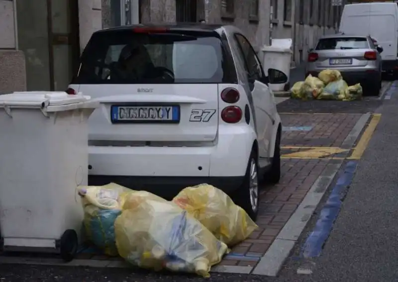 milano   cumuli di rifiuti per strada per lo sciopero dei netturbini   28