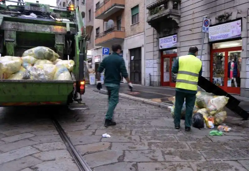 milano   cumuli di rifiuti per strada per lo sciopero dei netturbini   29