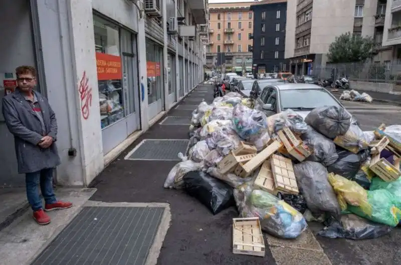 milano   cumuli di rifiuti per strada per lo sciopero dei netturbini   3