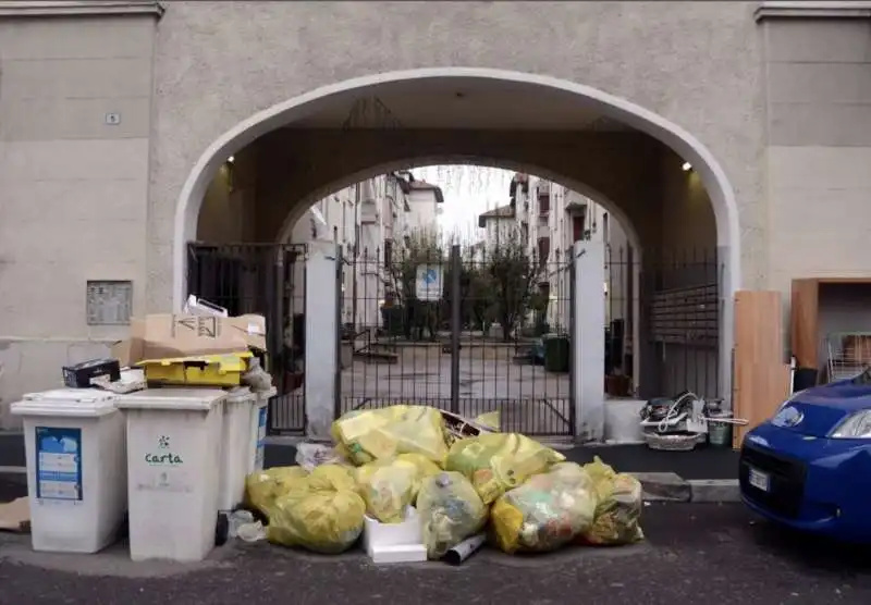 milano   cumuli di rifiuti per strada per lo sciopero dei netturbini   30