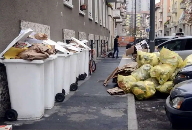 milano   cumuli di rifiuti per strada per lo sciopero dei netturbini   31